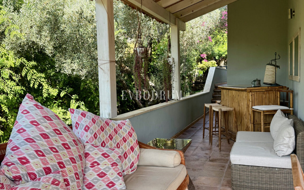 Plaja yürüme mesafesinde, havuzlu ve bahçeli geniş villa