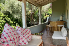 Plaja yürüme mesafesinde, havuzlu ve bahçeli geniş villa