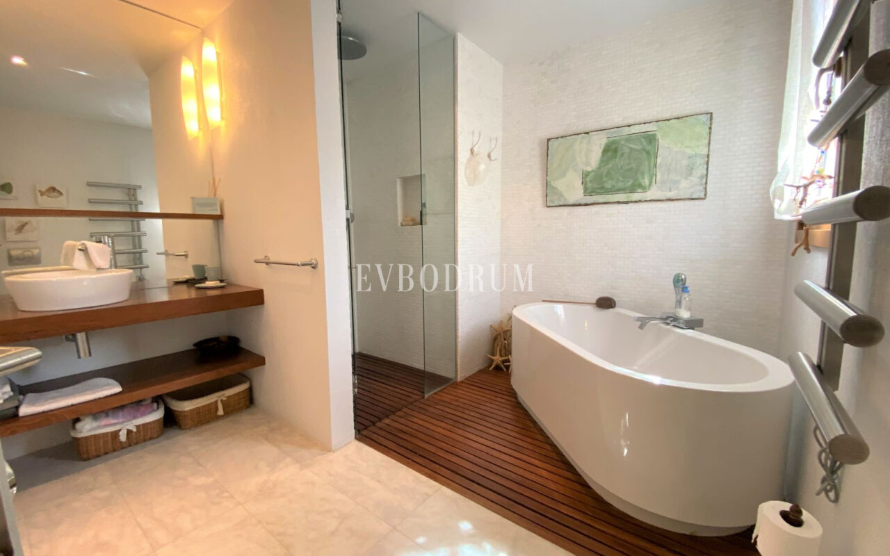 Denize Yürüme Mesafesinde Havuzlu Geniş Villa