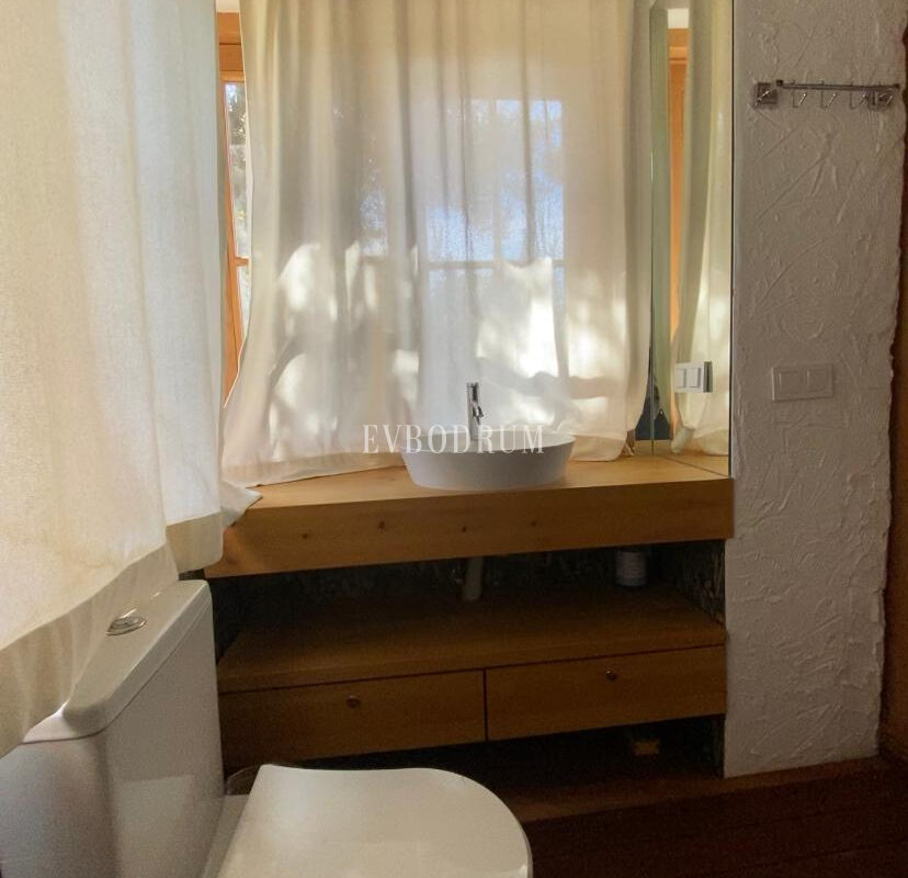 Gümüşlük, Karakaya’da bahçe içinde müstakil taş villa