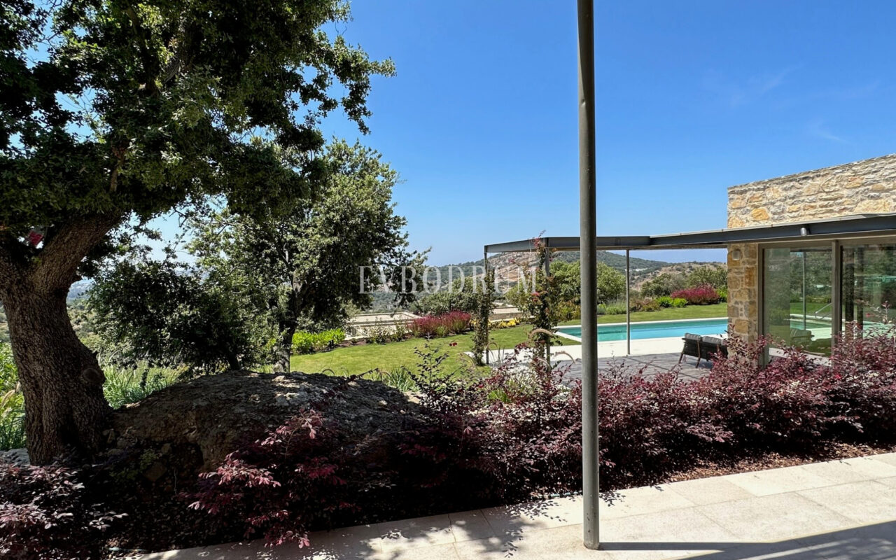 Modern, havuzlu ve geniş bahçeli villa