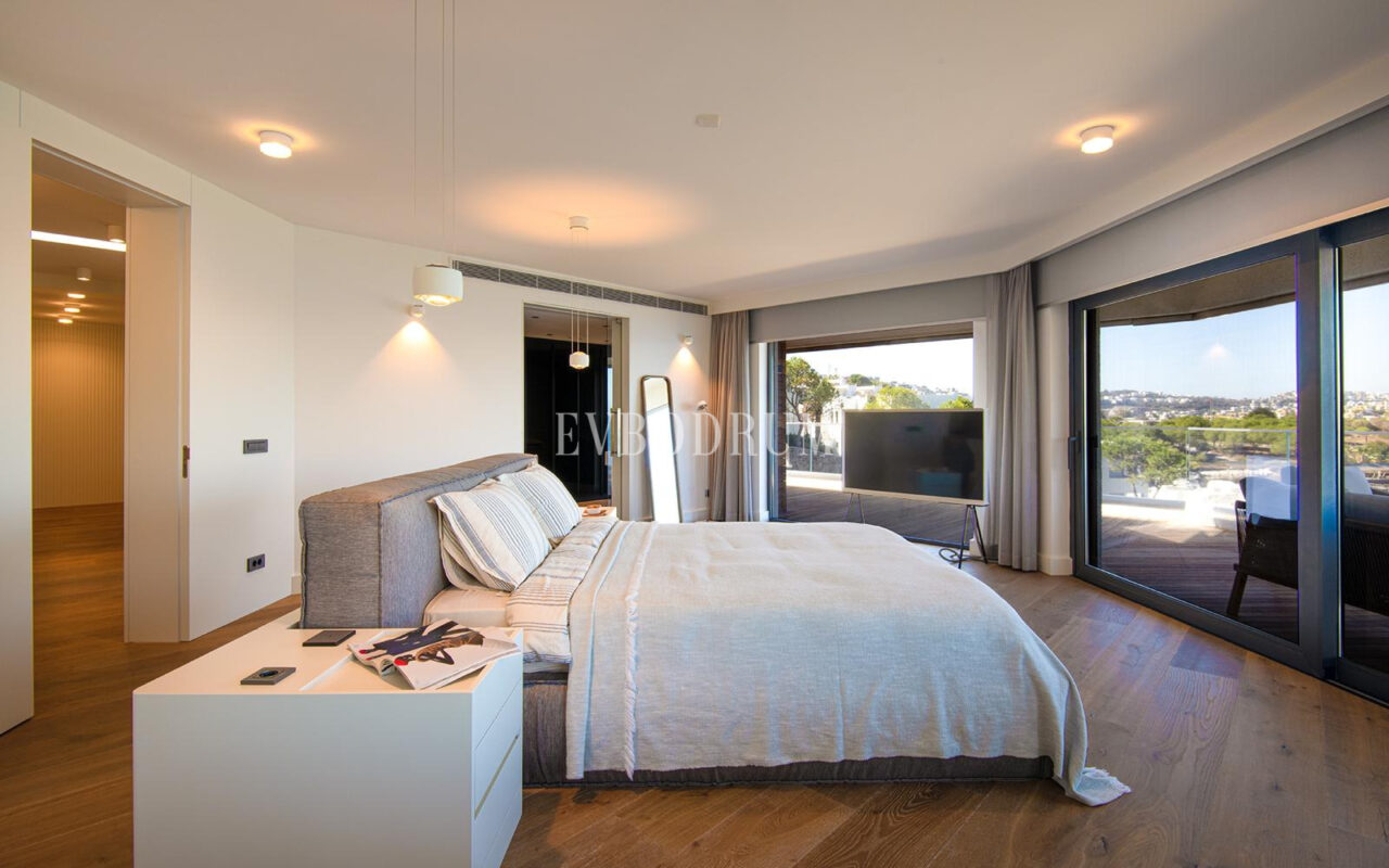 Yalıkavak'ta denize sıfır, özel iskeleli lüks villa