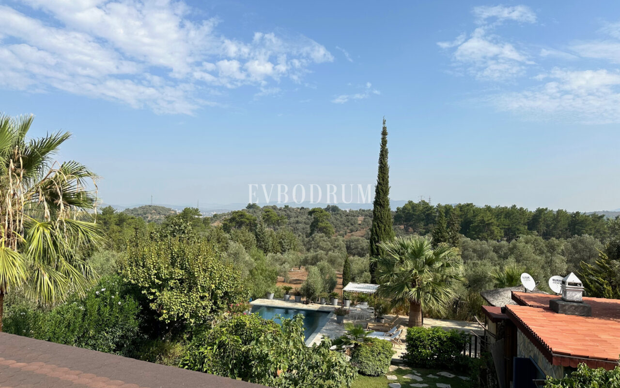 7.970 m2 arazi içinde harika, havuzlu taş ev ve misafirhanesi