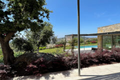 Modern, havuzlu ve geniş bahçeli villa