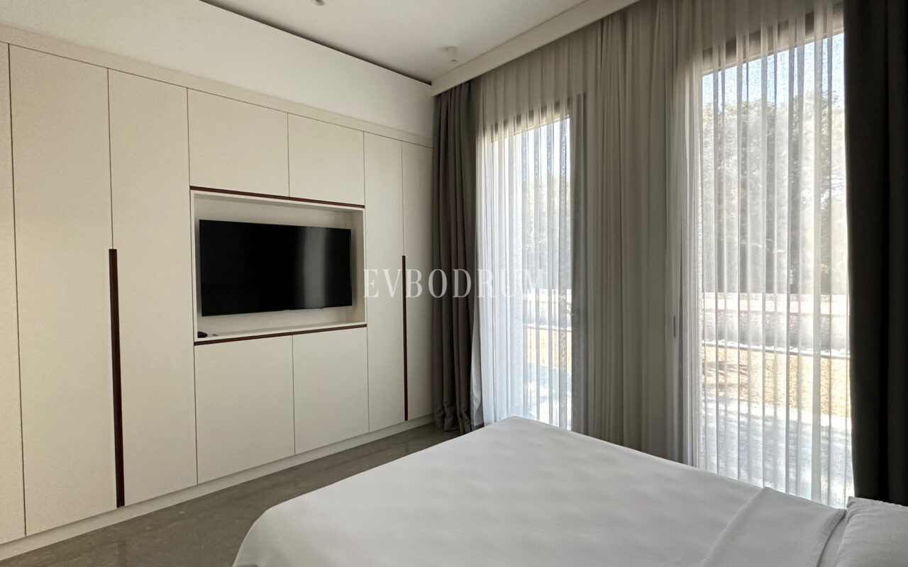 Bitez’de 2 Havuzlu, Misafir Evli Büyük Bahçeli Villa