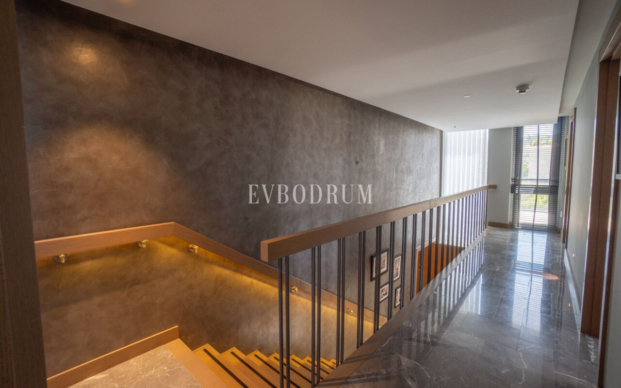 Plajlı sitede, özel havuzlu villa