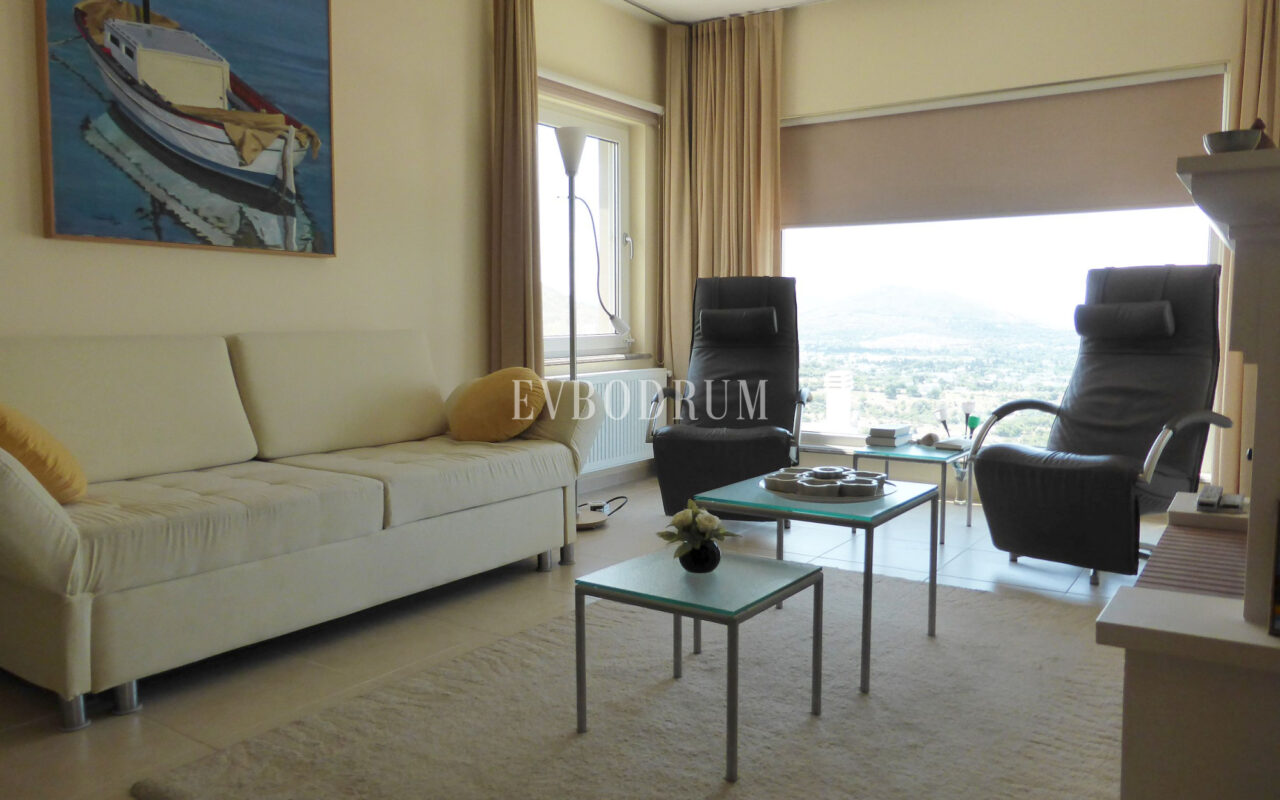 Deniz manzaralı, ortak havuzlu tripleks villa