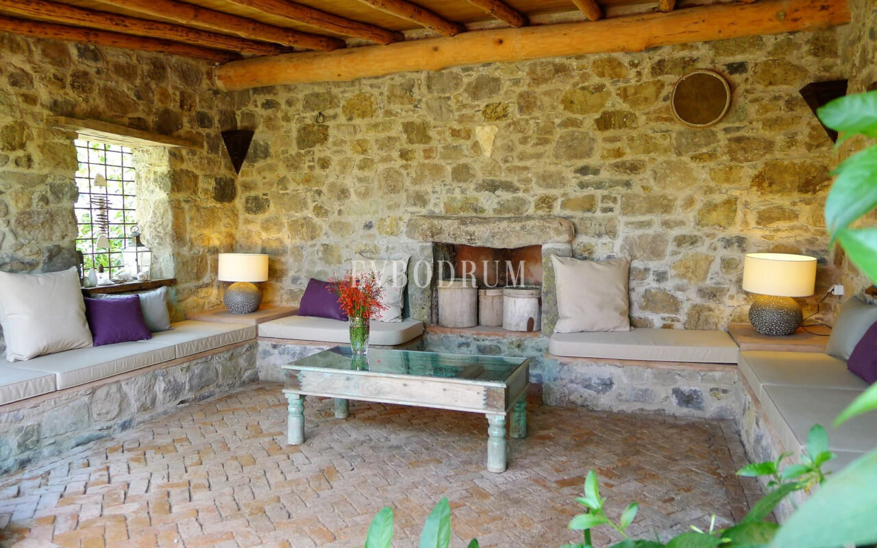 Özel havuzlu kiralık taş villa