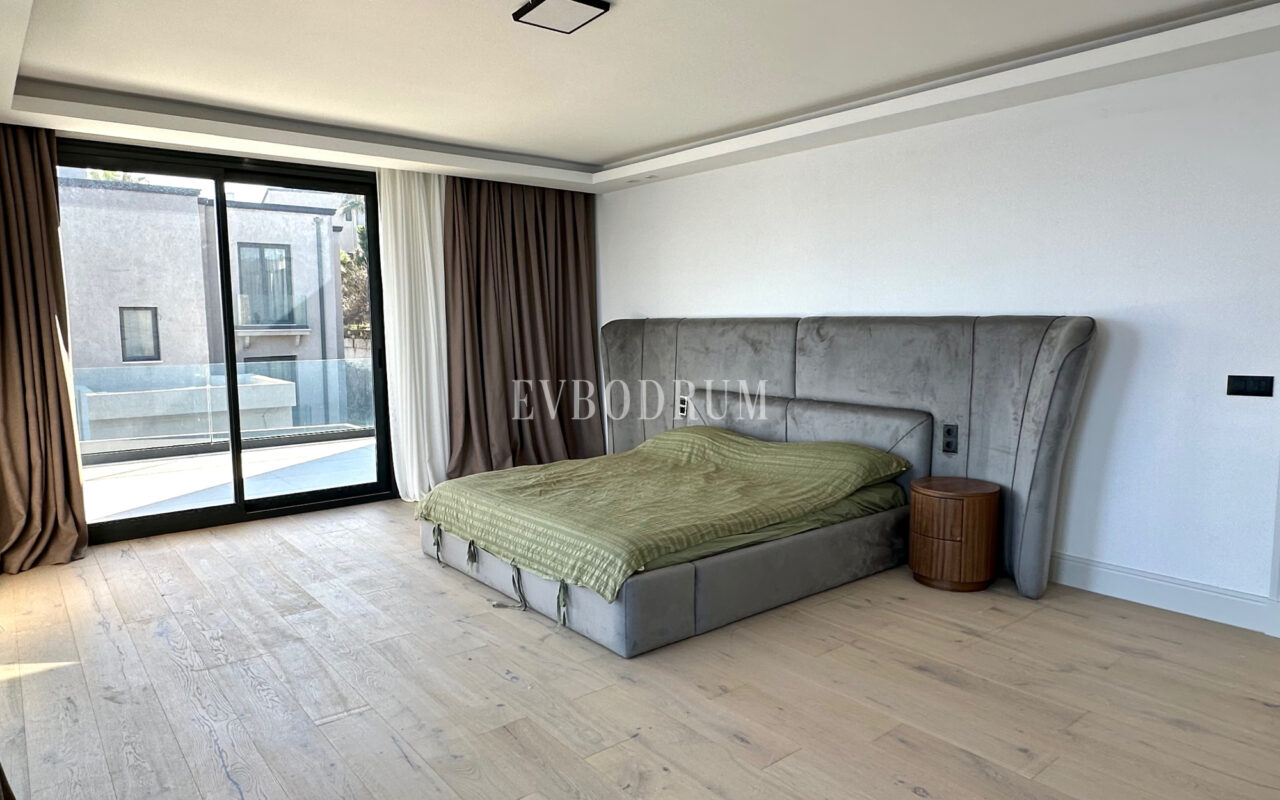 Ön sırada, havuzlu ve plaja erişimli yeni villa