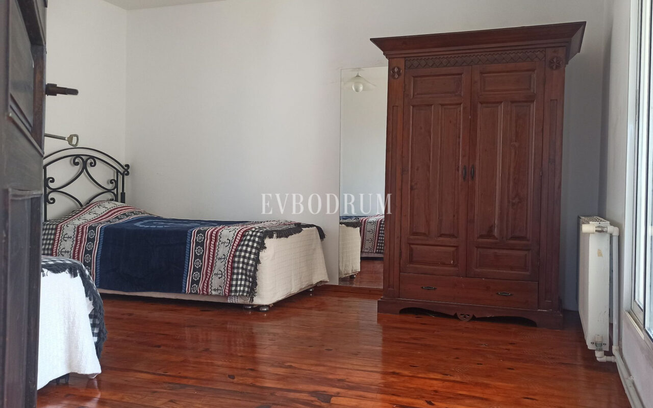 Merkezi lokasyonda, deniz manzaralı ikiz şehir evi