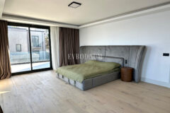 Ön sırada, havuzlu ve plaja erişimli yeni villa