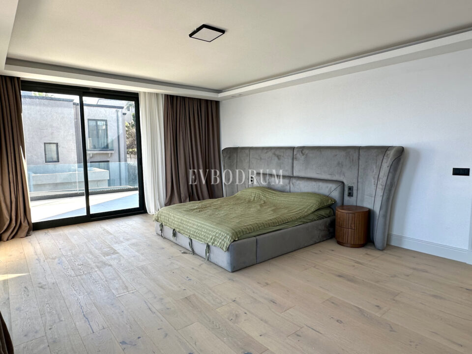 Ön sırada, havuzlu ve plaja erişimli yeni villa – Görsel 7