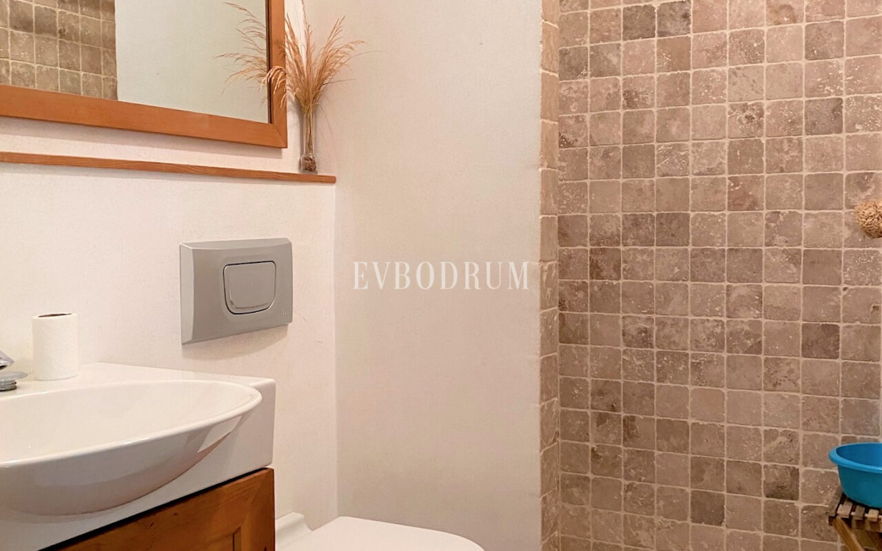 Geniş Bahçeli ve Özel Havuzlu Kiralık Taş Ev