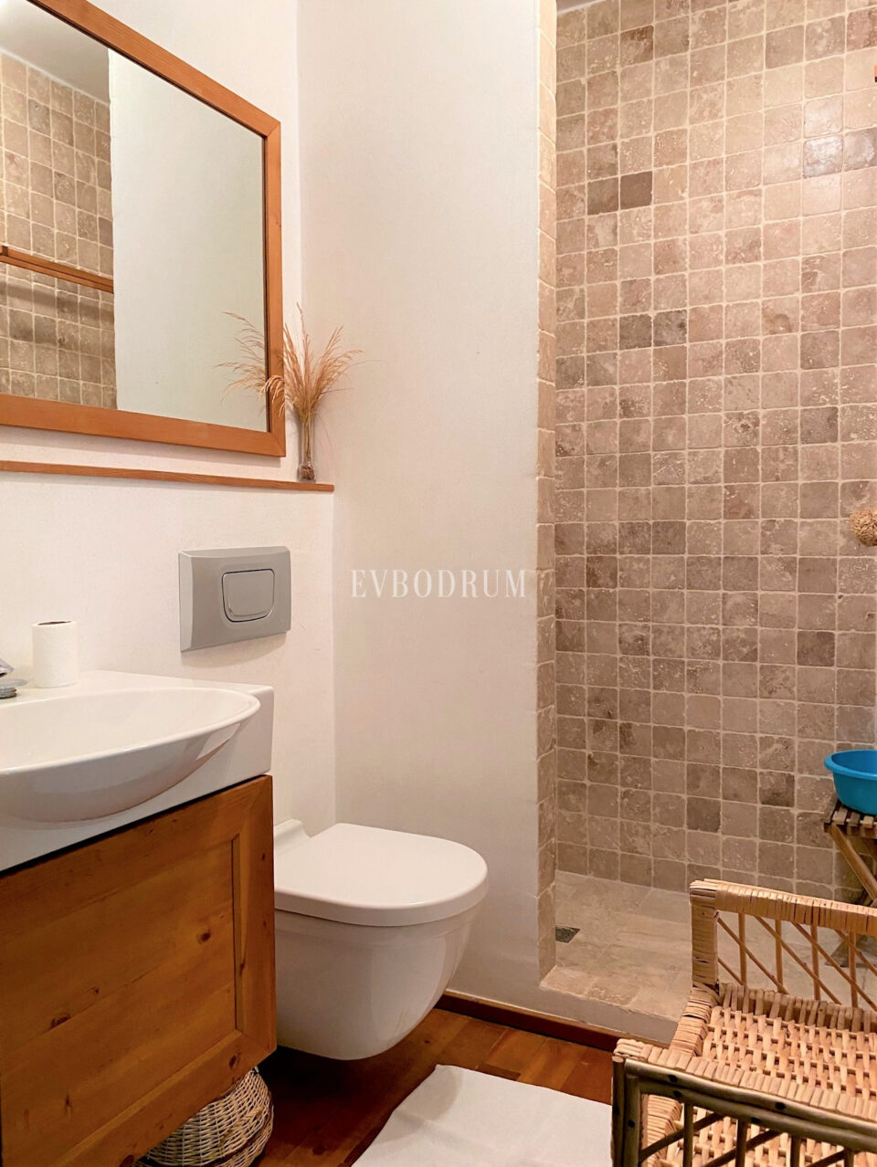 Geniş Bahçeli ve Özel Havuzlu Kiralık Taş Ev