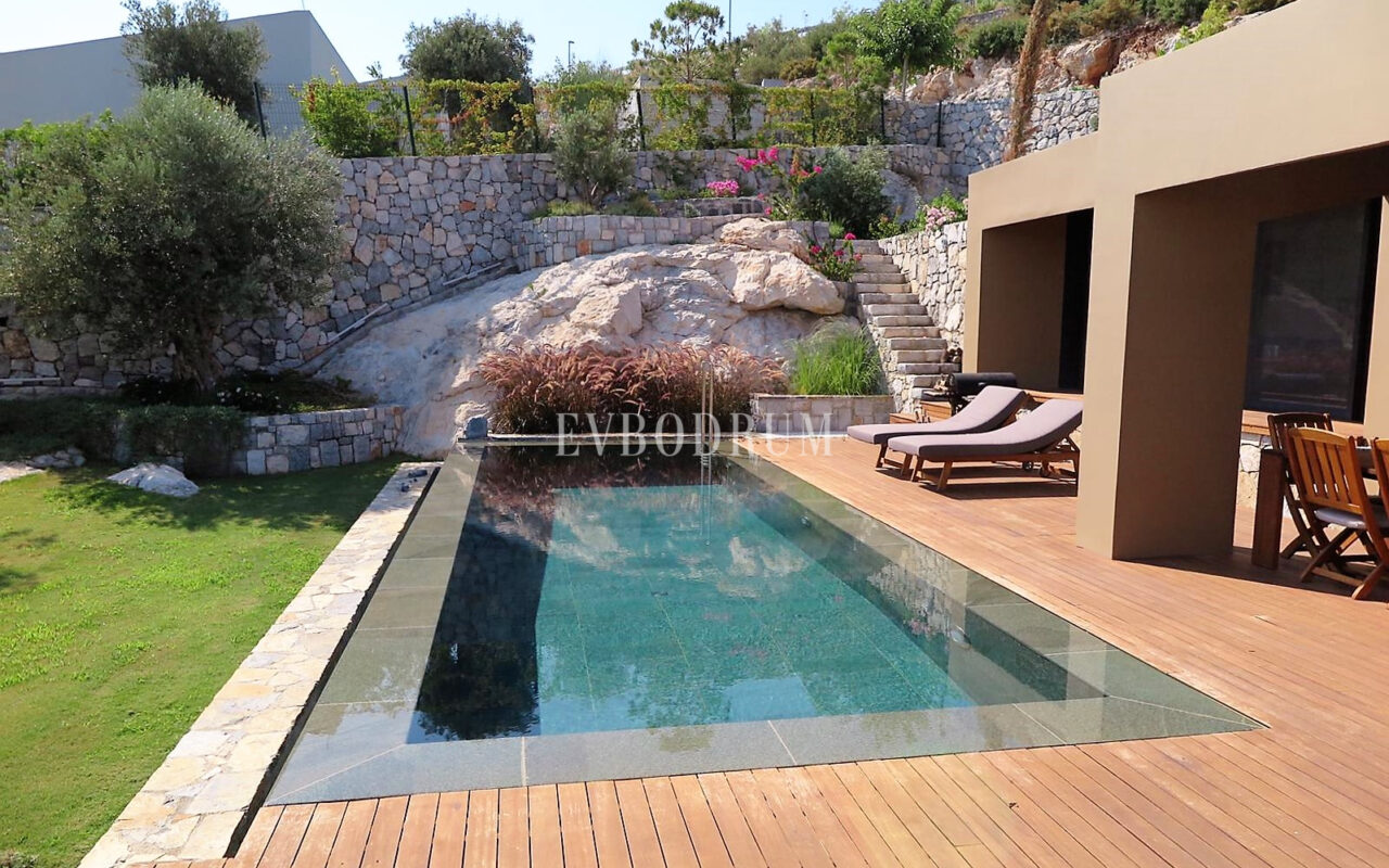 Özel Havuzlu ve Bahçeli Denize Sıfır Villa