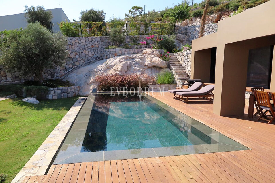 Özel Havuzlu ve Bahçeli Denize Sıfır Villa – Pool