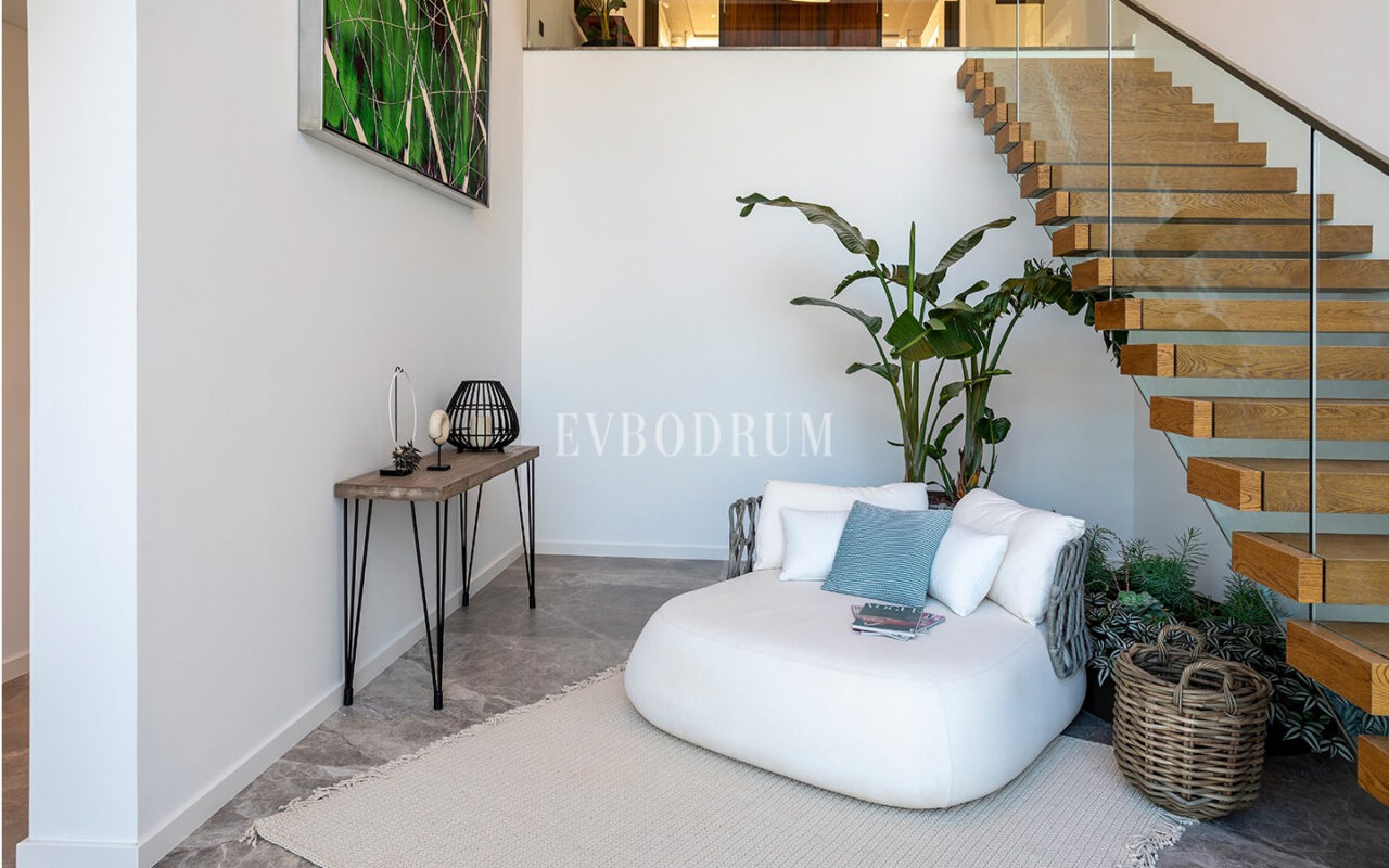 Yeni Proje: Denize Sıfır, Geniş, Havuzlu villa