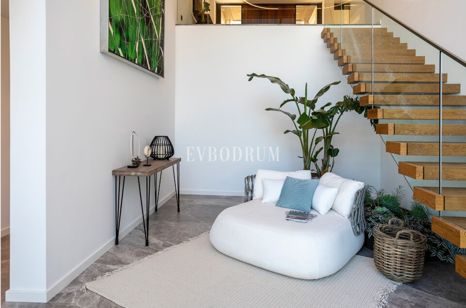 Yeni Proje: Denize Sıfır, Geniş, Havuzlu villa – Villa Stairs Hall