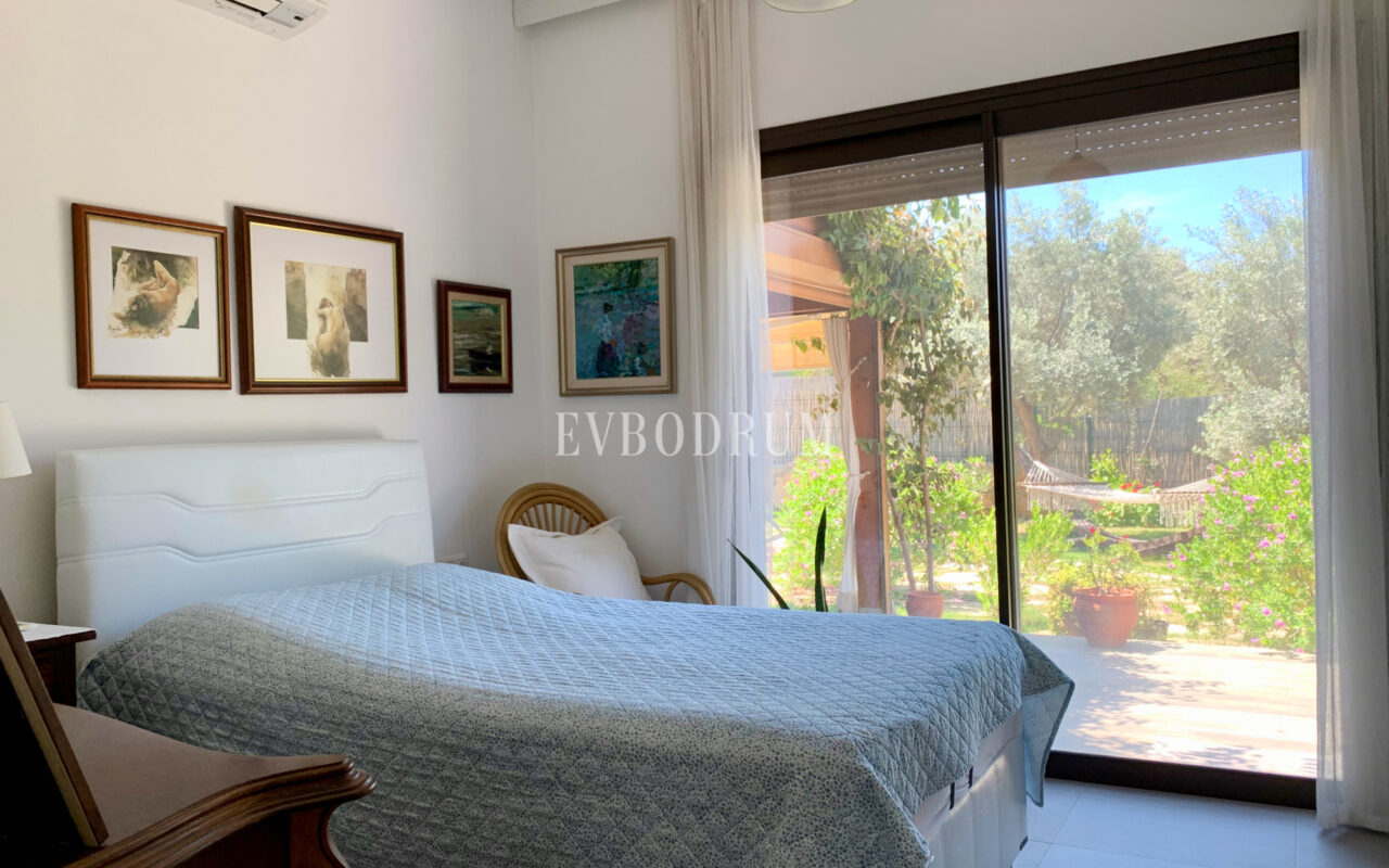 Yalıçiftlik’te tek katlı, bahçeli müstakil ev