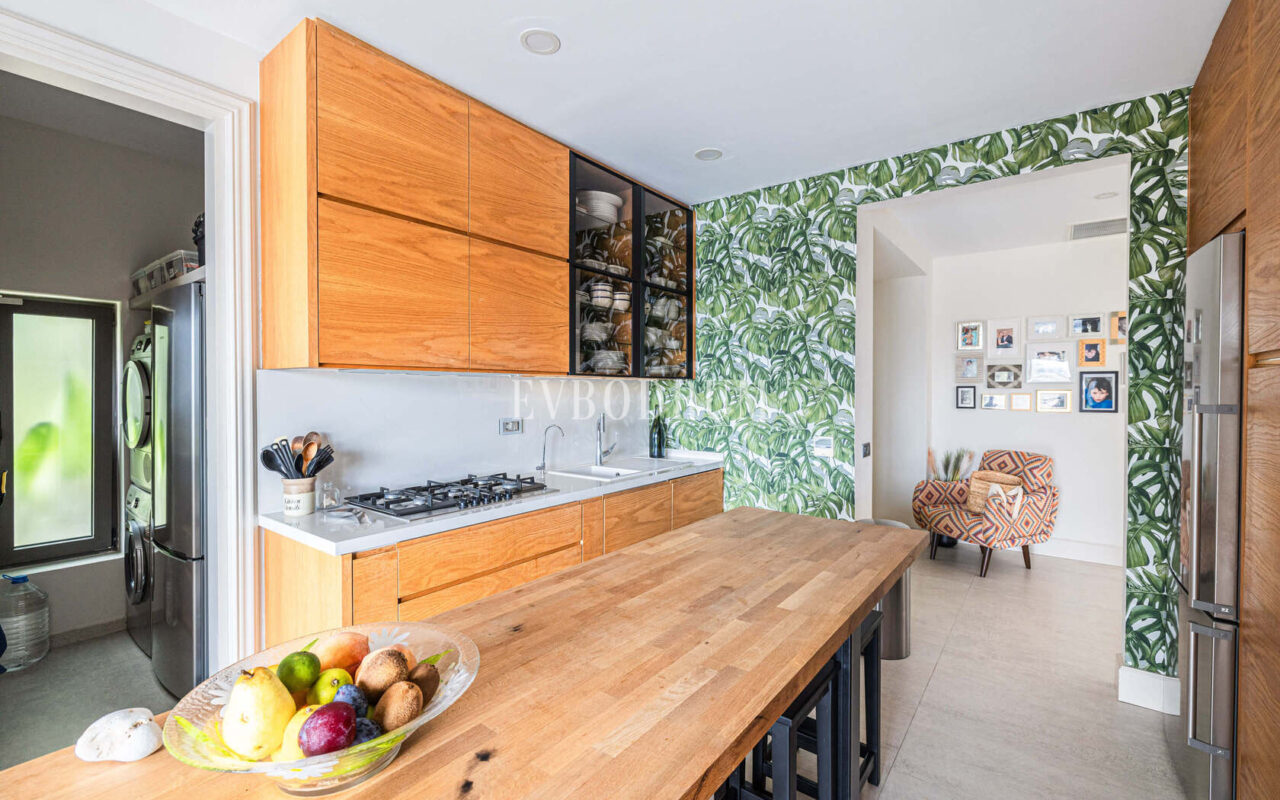 Merkezi lokasyonda zarif, tek katlı, havuzlu villa