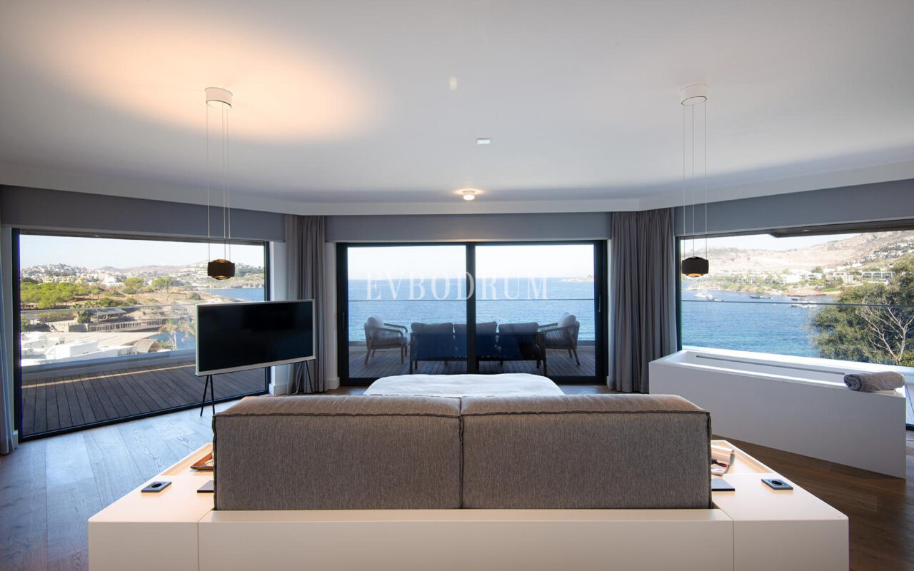 Yalıkavak'ta denize sıfır, özel iskeleli lüks villa