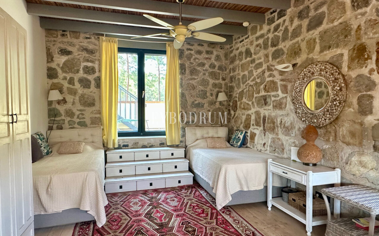 7.970 m2 arazi içinde harika, havuzlu taş ev ve misafirhanesi