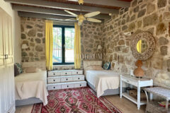 7.970 m2 arazi içinde harika, havuzlu taş ev ve misafirhanesi