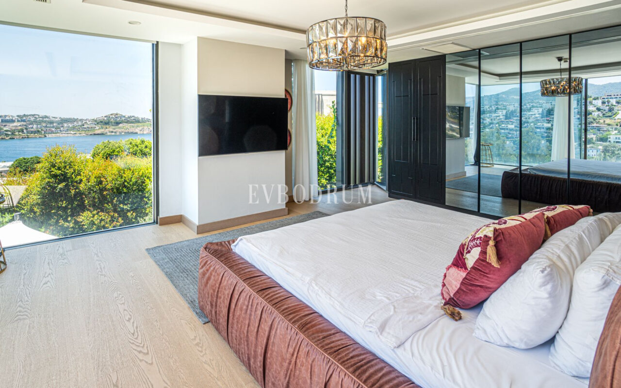 Plajlı sitede, özel havuzlu villa