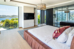 Plajlı sitede, özel havuzlu villa