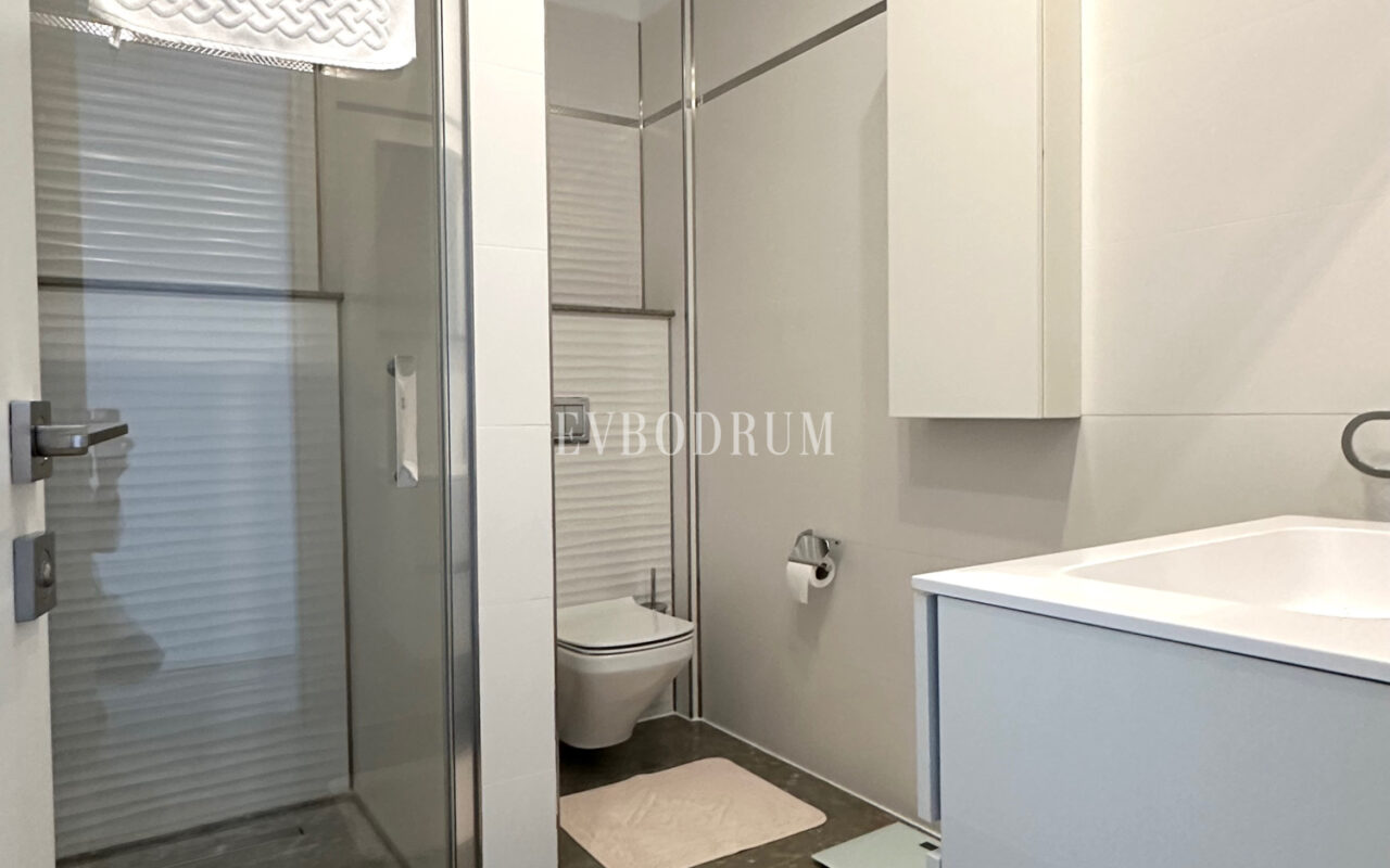 Bitez’de 2 Havuzlu, Misafir Evli Büyük Bahçeli Villa