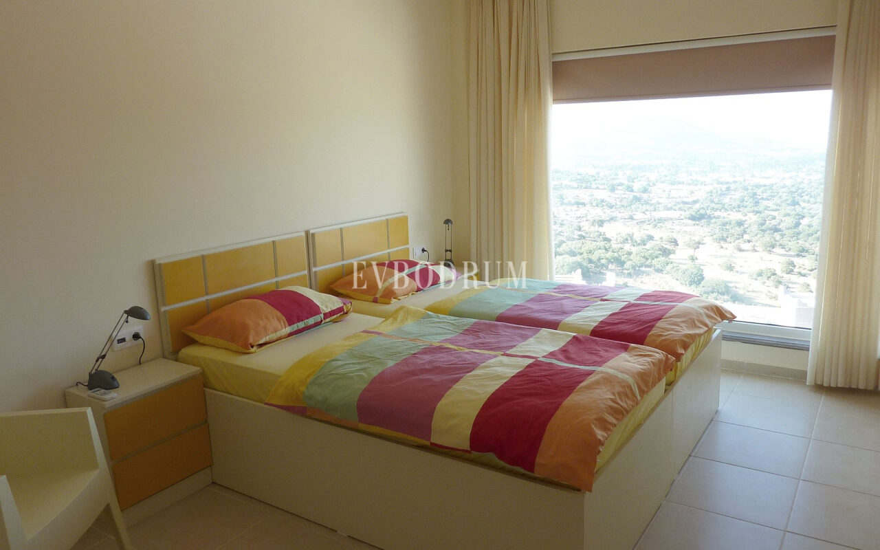 Deniz manzaralı, ortak havuzlu tripleks villa