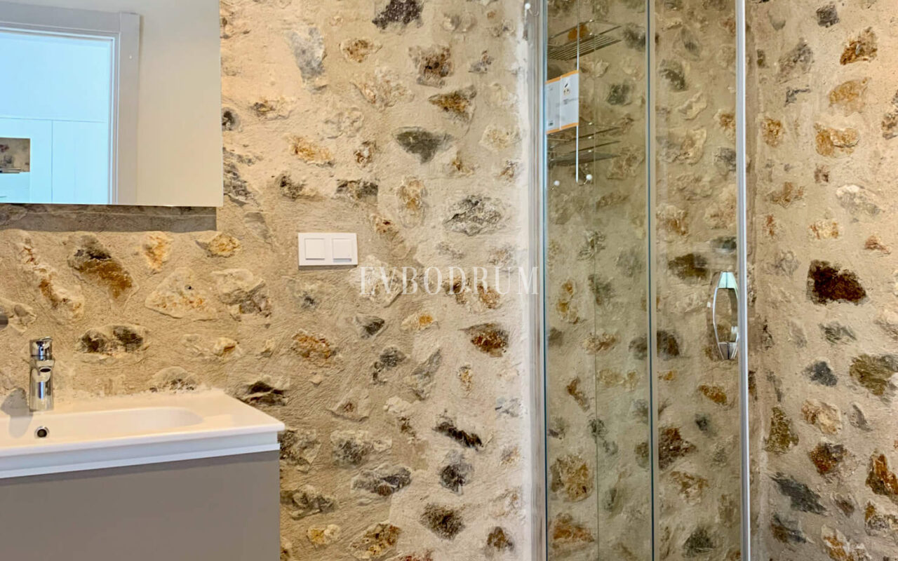 Gümüşlük'te bahçe içinde, havuzlu villa