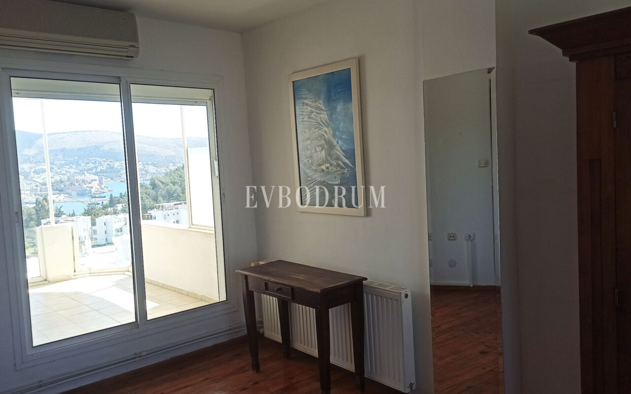 Merkezi lokasyonda, deniz manzaralı ikiz şehir evi