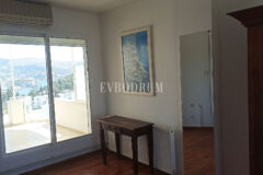 Merkezi lokasyonda, deniz manzaralı ikiz şehir evi