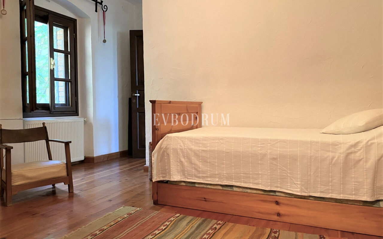 Geniş Bahçeli ve Özel Havuzlu Kiralık Taş Ev