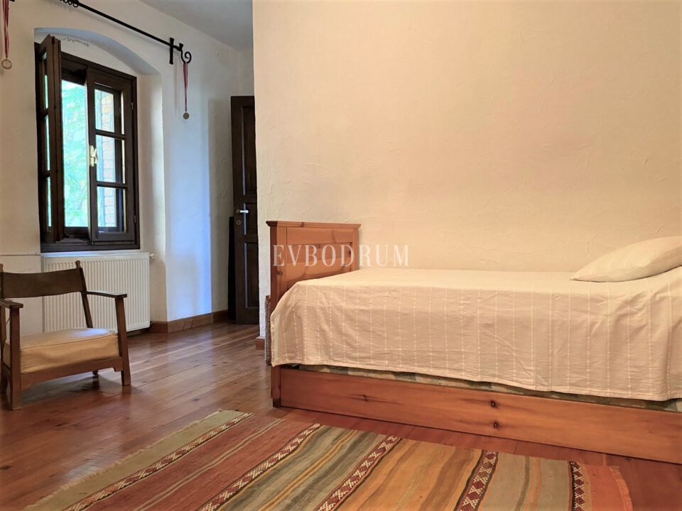 Geniş Bahçeli ve Özel Havuzlu Kiralık Taş Ev