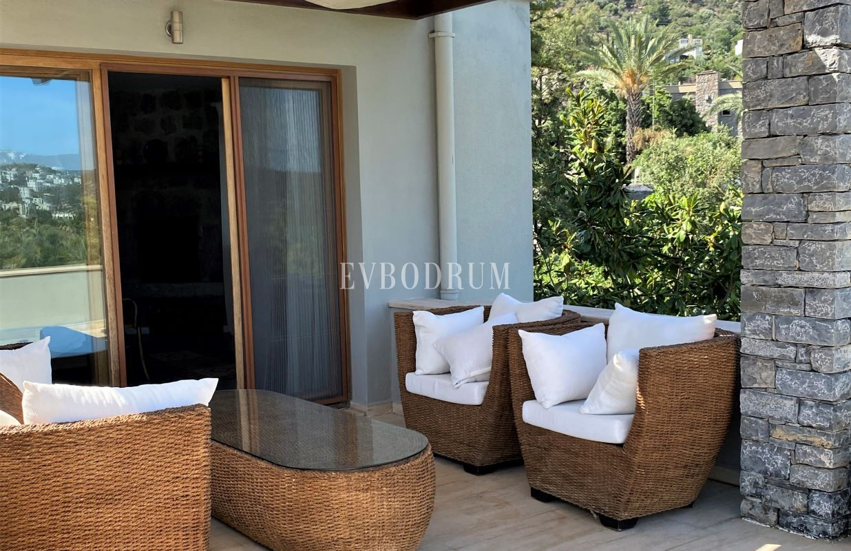 Denize Yürüme Mesafesinde Havuzlu Geniş Villa