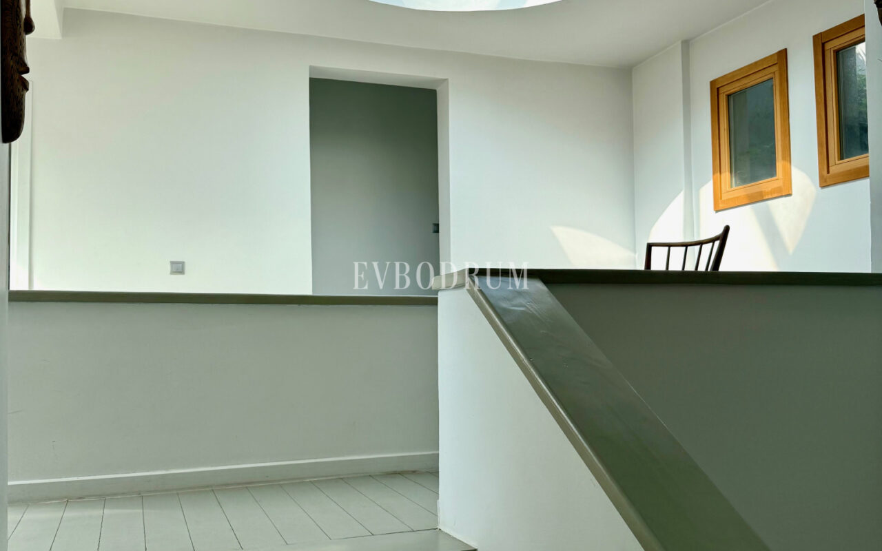 Plaja yürüme mesafesinde, havuzlu ve bahçeli geniş villa