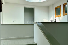 Plaja yürüme mesafesinde, havuzlu ve bahçeli geniş villa