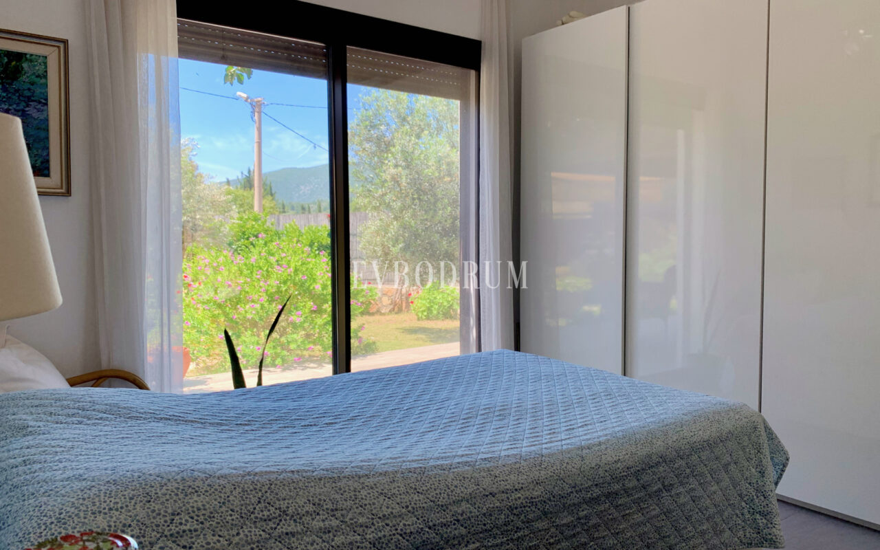 Yalıçiftlik’te tek katlı, bahçeli müstakil ev