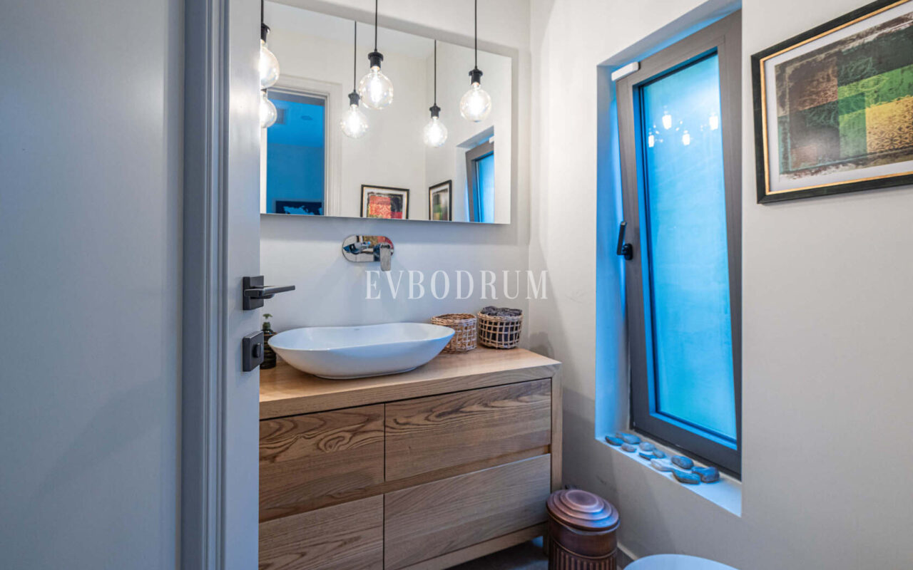 Merkezi lokasyonda zarif, tek katlı, havuzlu villa