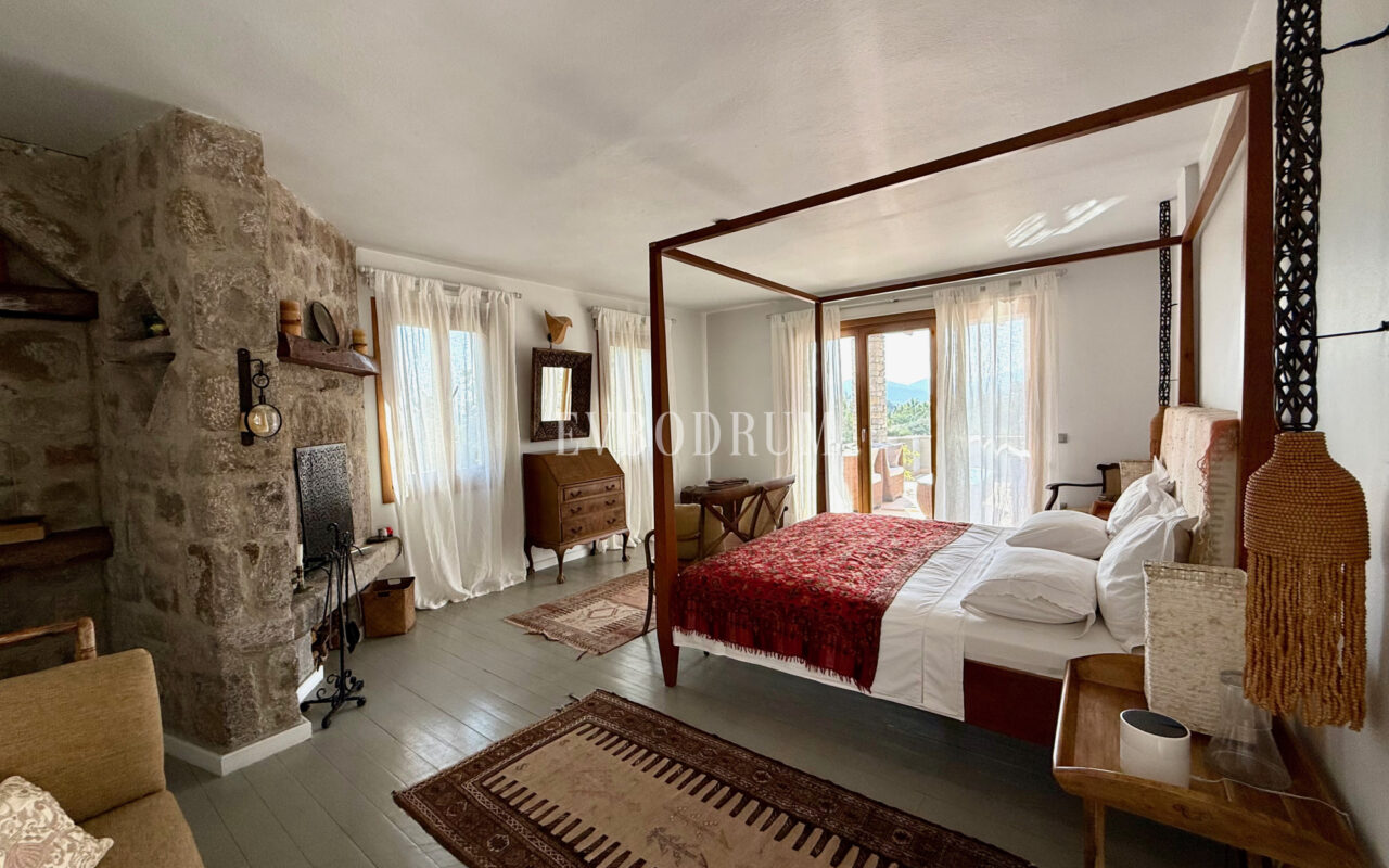 Plaja yürüme mesafesinde, havuzlu ve bahçeli geniş villa