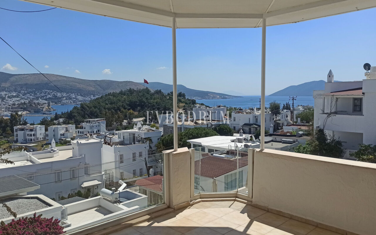 Merkezi lokasyonda, deniz manzaralı ikiz şehir evi