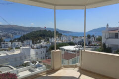 Merkezi lokasyonda, deniz manzaralı ikiz şehir evi