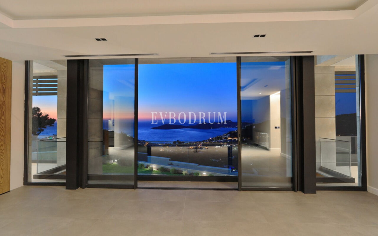 Yeni tamamlanmış, deniz manzaralı, özel havuzlu ve bahçeli villa