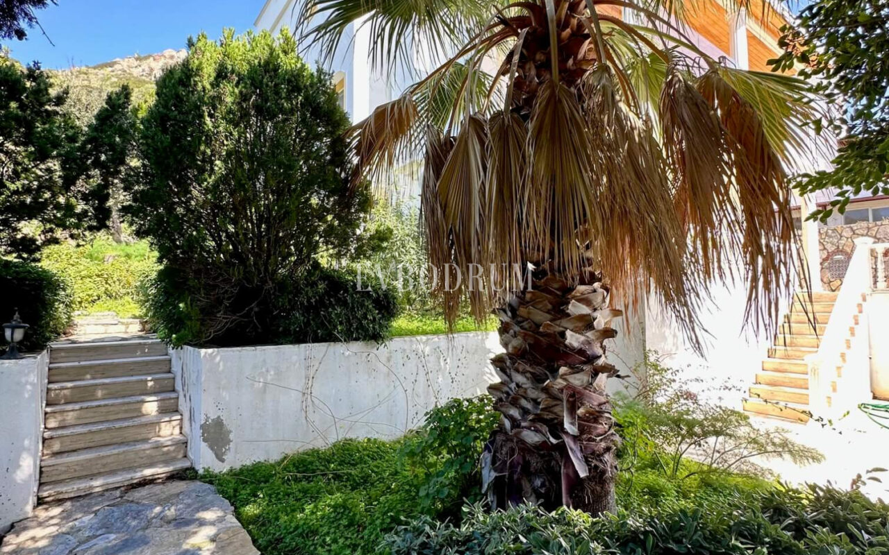 Yalikavak Küdür, önü kapanmaz deniz manzaralı 3 katlı villa