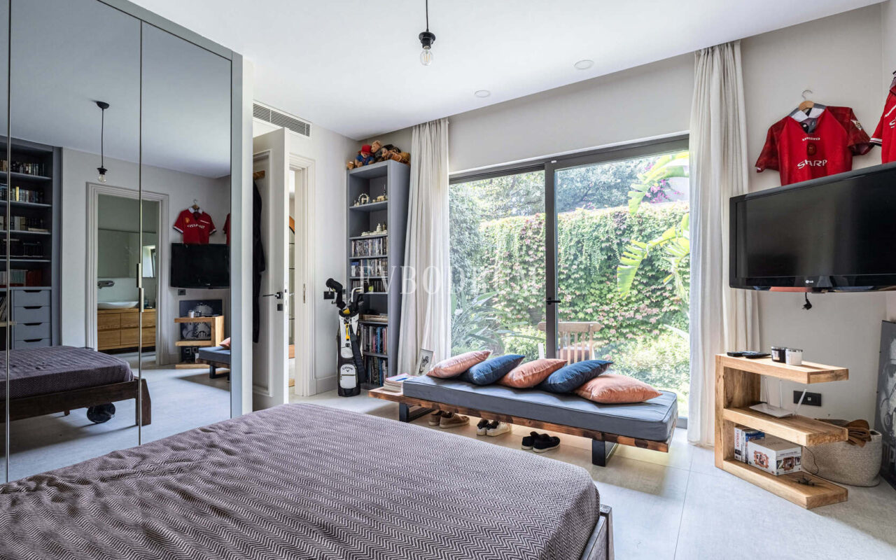 Merkezi lokasyonda zarif, tek katlı, havuzlu villa