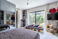 Merkezi lokasyonda zarif, tek katlı, havuzlu villa