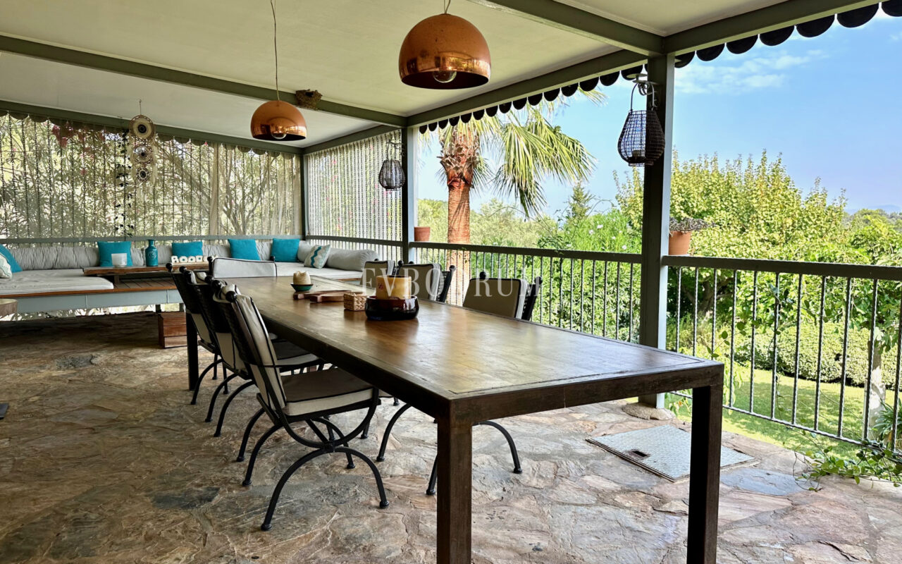 7.970 m2 arazi içinde harika, havuzlu taş ev ve misafirhanesi