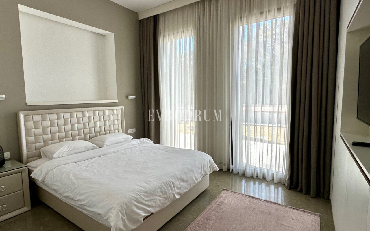 Bitez’de 2 Havuzlu, Misafir Evli Büyük Bahçeli Villa